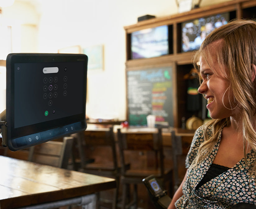  Delaina die met TD Phone een gesprek voert via een spraakapparaat uit de TD I-Series van Tobii Dynavox 
